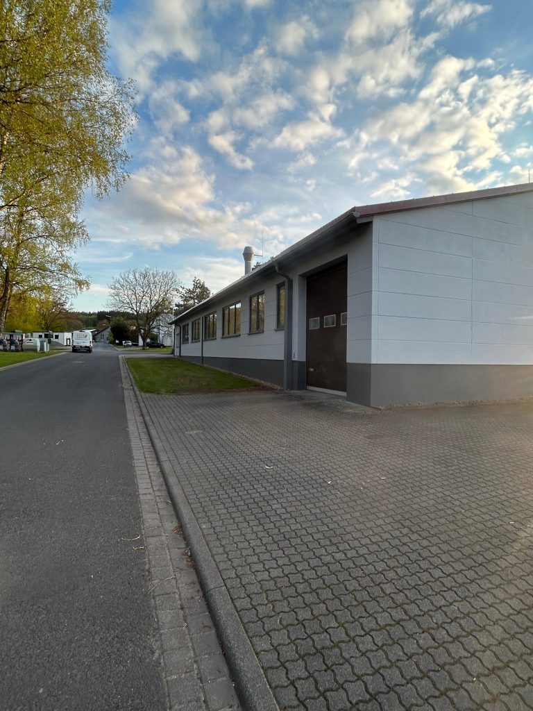 Mehr über den Artikel erfahren Frischer Anstrich für Industriehalle